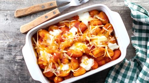 Pastele de vineri seara. Se cumpără gata făcuți din supermarket, se fierb și se gratinează în cuptor. Gnocchi alla sorrentina, un fel simplu și apetisant, doar numele e complicat