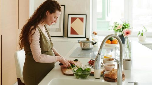 Lipsa anumitor alimente în timpul sarcinii poate crește riscul ca bebelușul să fie intersex/ Dacă mănânci carne roșie, fasole roșie, năut, nuci și legume cu frunze verzi, această malformație congenitală - și nu numai -  poate fi prevenită