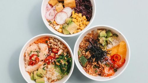 Ce alimente trebuie să mănânci, mai ales dacă ai osteoporoză, pentru a încetini deteriorarea oaselor/ Pentru a avea un sistem osos sănătos, evită cofeina, alcoolul și sarea