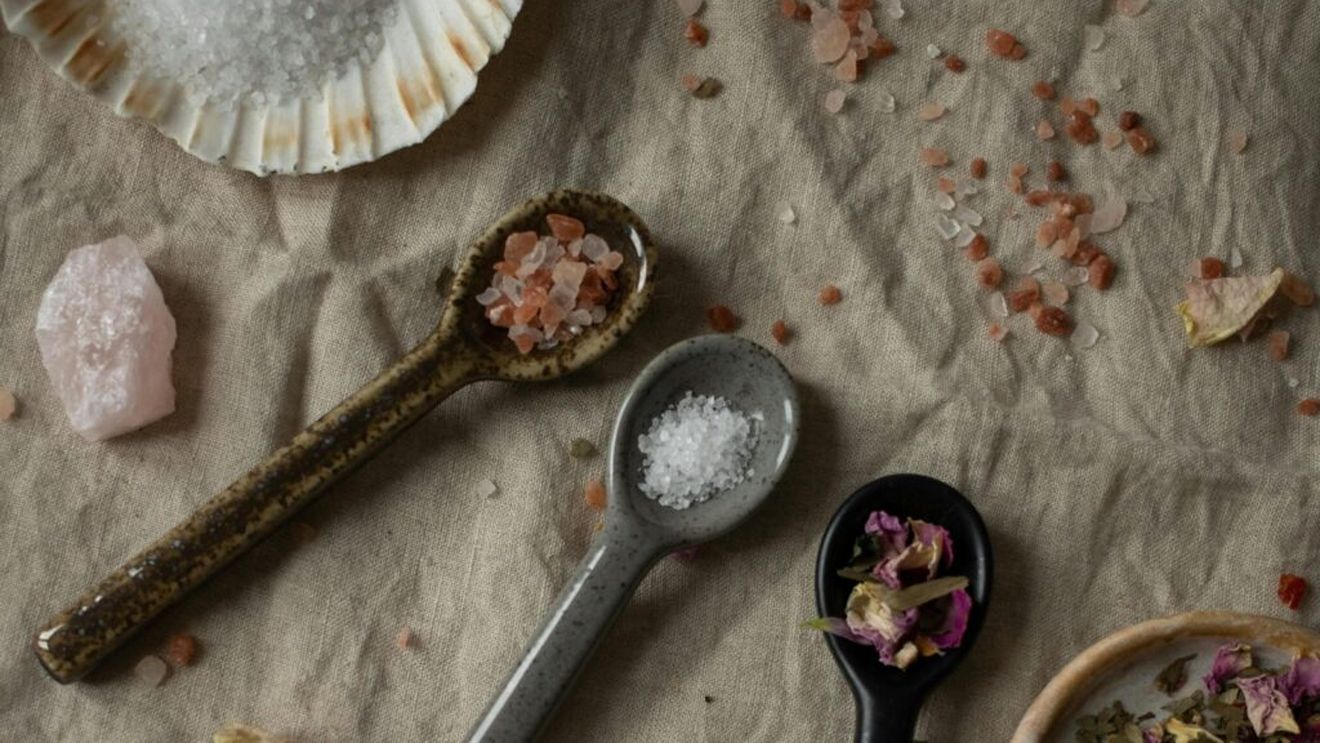 Un obicei la îndemâna oricui ar putea ajuta la scăderea hipertensiunii arteriale / Din păcate, potrivit unui nou studiu, mai puțin de unu din 20 de adulți cu hipertensiune folosesc înlocuitori de sare, pentru a reduce aportul de sodiu și a-și proteja inima, creierul și rinichii