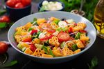 Salată de paste sau salată de cartofi? Care este alegerea mai bună pentru glicemie și cum le poți consuma fără să-ți crească glicemia brusc