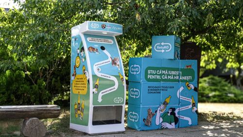 Reciclezi, iar pisicile străzii mănâncă: Proiectul ecologic care schimbă viața felinelor din București / 10 noi automate de hrană pentru pisici, instalate în Capitală (VIDEO)