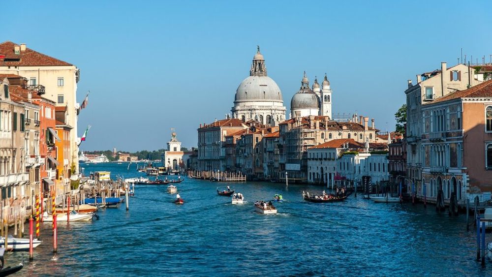 La festivalul de film de la Veneția iese din scenă șampania franțuzească. Îi ia locul vinul Prosecco, produs în zonă