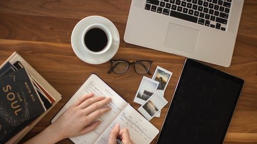 Cafeneaua poate fi sau nu birou improvizat? Cum afectează fenomenul clienții și proprietarii de localuri/ E în regulă să ni se perceapă o taxă dacă stăm prea mult la masă consumând puțin?