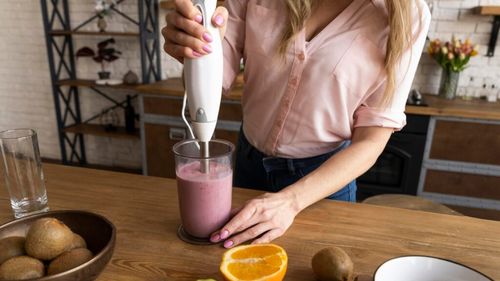 Cel mai util obiect electric dintr-o bucătărie: mixerul vertical, aliatul tău în lupta împotriva risipei alimentare / Te ajută să faci creme tartinabile, supe cremă calde sau reci, smoothies, creme pentru deserturi, sosuri și compoziții