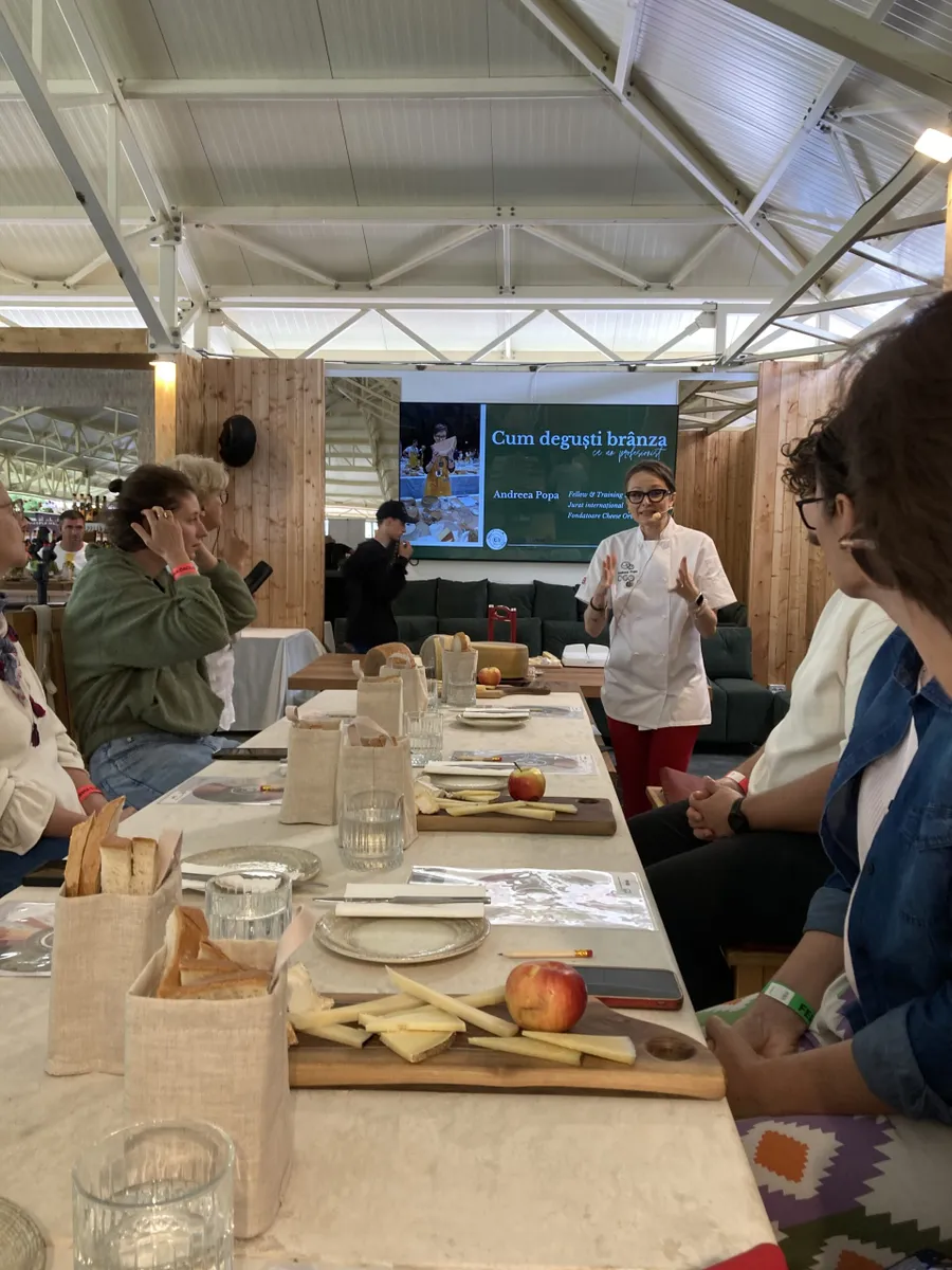 Participanți la un masterclass despre degustarea brânzei susținut de Andreea Popa, Fellow al Academy of Cheese și somelier de brânză certificat internațional, în cadrul evenimentului Vatra & Ogradă.
