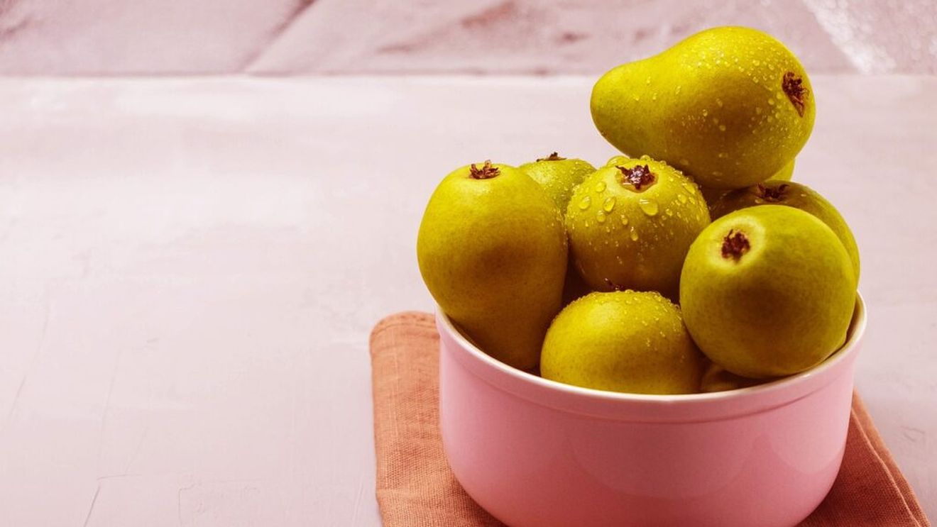 Perele: Aceste fructe oferă nu doar o sursă excelentă de fibre dietetice și carbohidrați, dar și o varietate de minerale esențiale precum cuprul, fierul, magneziul și calciul, majoritatea regăsindu-se în coaja lor / Au fost cultivate pentru prima dată în jurul anului 5.000 î.Hr. și au fost folosite inclusiv în comerțul diplomatic de către chinezi