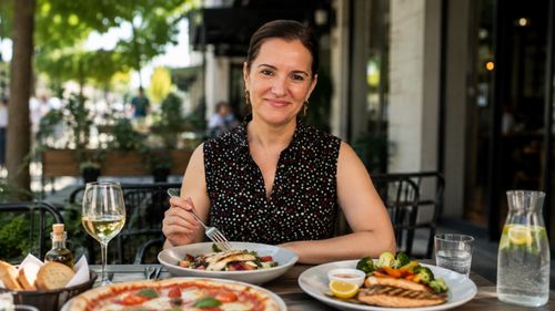 Ce alegi la terasă dacă vrei să mănânci sănătos fără să comanzi o salată „fără viață” în ea? / Regula simplă propusă de nutriționistul Tania Fântână