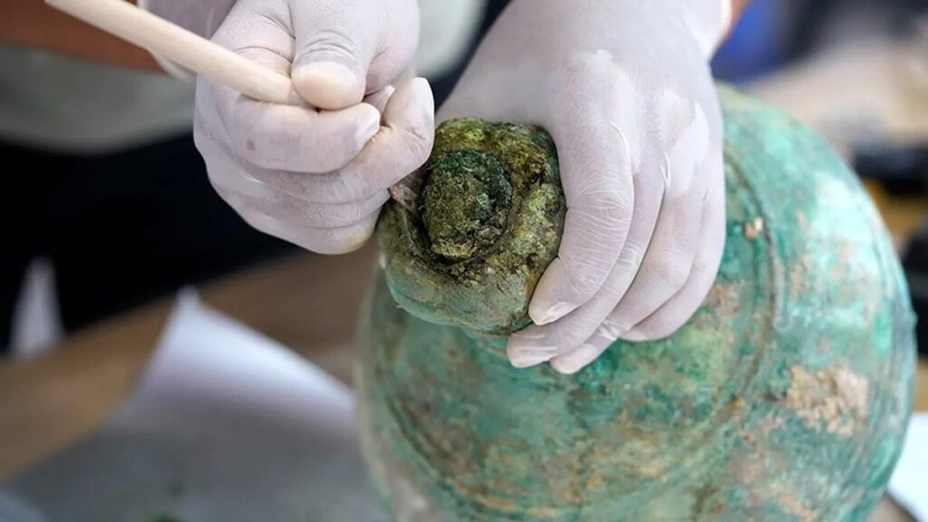 O băutură a rezistat 2.200 de ani într-un mormânt / Vasul din bronz, sigilat, ascundea aproape patru litri de alcool vechi de peste două milenii