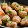 Cină cu buget redus și multă proteină / Chiftele de pui cu sos cremos preparate într-o singură tigaie