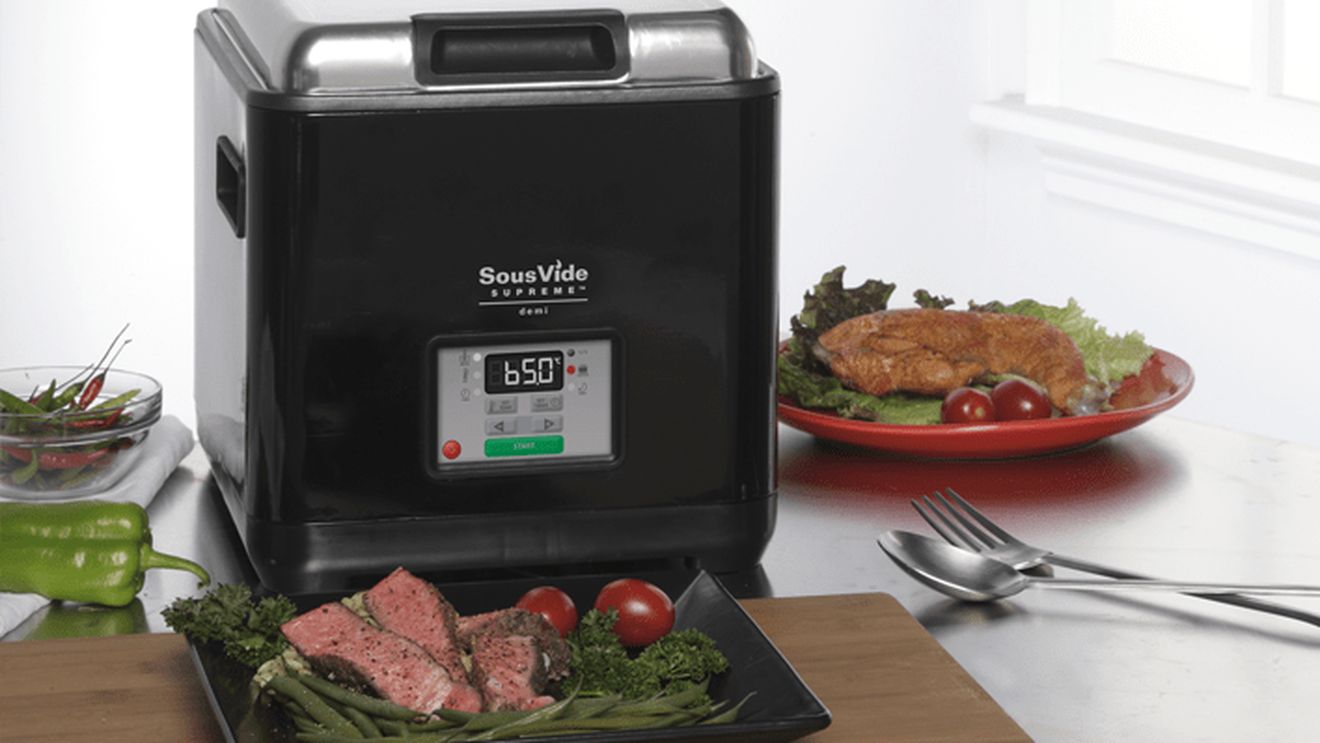 Metoda de gătire „sous vide” – un procedeu folosit de ani de zile în restaurantele fine dining – devine tot mai populară și în bucătăriile casnice / Ce alimente pot fi preparate astfel și ce echipamente sunt necesare