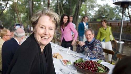 Chef Alice Waters, una dintre cele mai influente figuri din gastronomia americană: „Este nebunie să trăim într-o lume în care altcineva decide ce trebuie să ne placă și ce nu” / „Din păcate, cei mai mulți oameni cumpără online, fără să-i cunoască pe cei care produc bunurile”