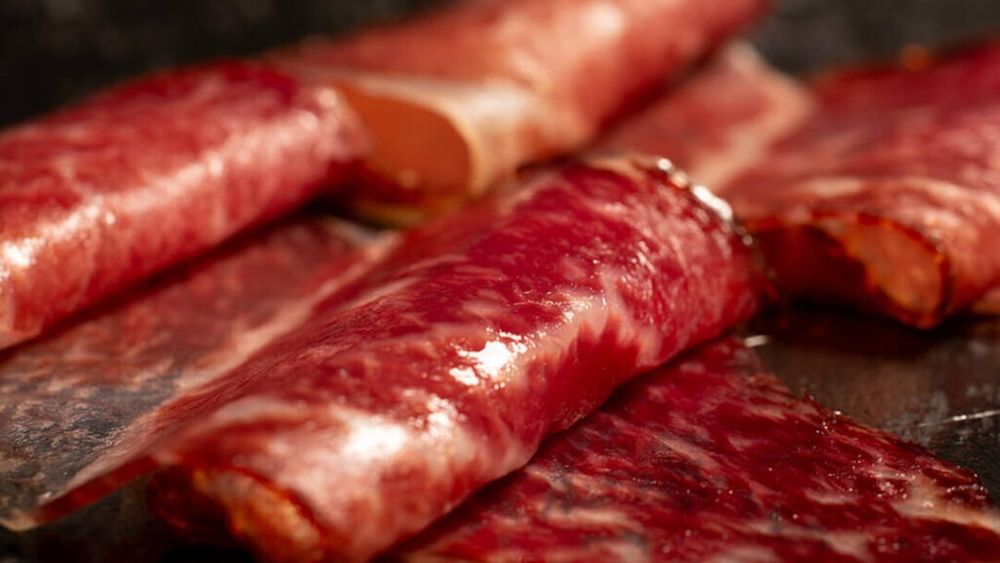 O mică firmă de familie din Cantabria, Spania produce cea mai scumpă cecina (jamon de vacă) din lume, cu carne de Kobe