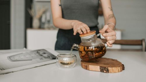 Cum te răcoresc băuturile calde, pe caniculă/ Un ceai fierbinte poate face minuni