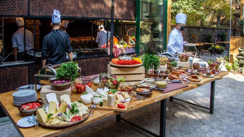 Brunch „Ziua Recoltei” și live barbeque, la un celebru restaurant din Otopeni / Din meniu fac parte brânzeturi și mezeluri românești, ciorbă de cocoș și plăcintă cu dovleac