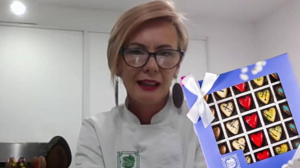 VIDEO | Pralinele asortate și ciocolata caldă, între cele mai vândute produse din ciocolaterii: „Clienții vor să încerce cât mai multe gusturi”