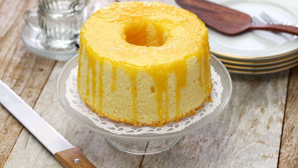 Ceva dulce. Chiffon cake, un desert american. Îl putem servi simplu sau cu cremă și fructe deasupra