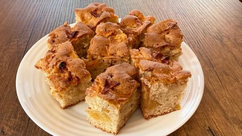 FOTO | Cum faci cea mai simplă prăjitură cu măr / Perfectă lângă un ceai sau cafea la micul dejun, sau ca desert, la orice oră a zilei / Este rețeta cu care bunicile noastre făceau cea mai rapidă prăjitură cu măr