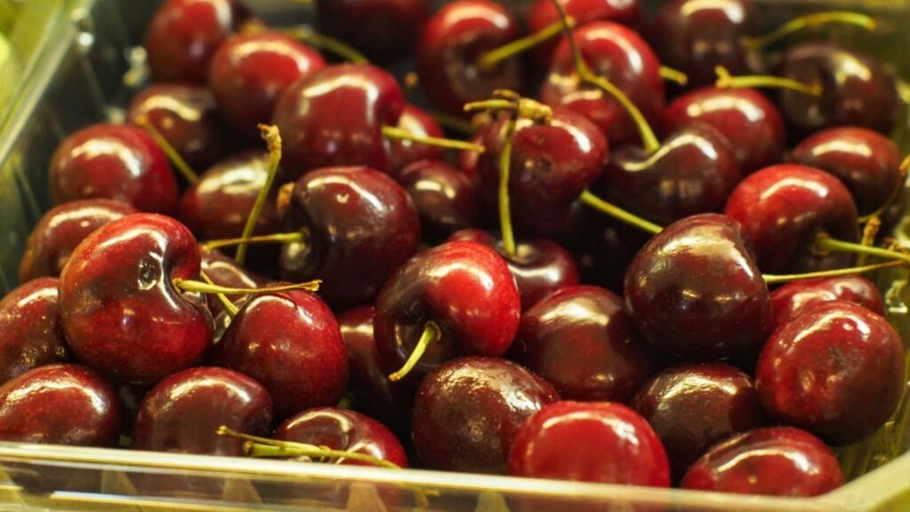 Prețul cu care se vinde un kilogram de cireșe într-o piață din Sibiu / Vânzătoare: „Au luat pofticioșii”