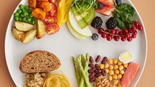 Dieta care poate reduce riscul de cancer. 5 alimente pe care nutriționiștii oncologi le au mereu în bucătărie / „Fiecare pas mic către o farfurie mai bogată în legume poate face o diferență reală în timp”