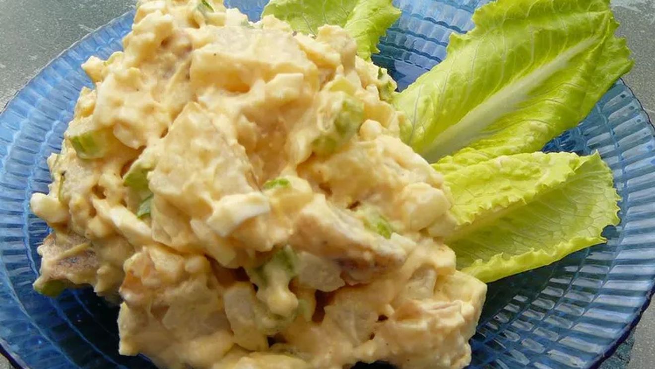 Salata de cartofi cu lămâie este o alegere excelentă pe timp de vară. Este hrănitoare, răcoroasă și gustoasă