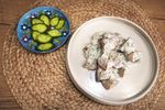 VIDEO FOTO Salată cu cartofi noi crocantă și cu sos răcoritor de iaurt/ Gustul tradițional al cartofilor bunicii combinat cu un fel de tzatziki mediteraneean/ Ce alte salate cu cartofi poți face în acest sezon