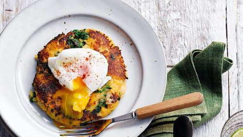 Mic dejun cu ouă poșate, somon afumat și bubble & squeak / Amestecul prăjit de cartofi și varză în stil britanic aduce mai multă consistență la prima masă din zi