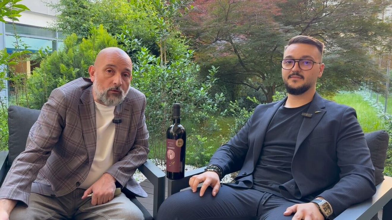 VIDEO | Connaisseur fără ifose (Ep. 36): Tânărul antreprenor David Sandu transformă comuna Vadu Săpat într-o destinație eno-turistică de top: „Am observat că, din 2021, numărul de turiști s-a dublat anual, iar în prezent, 75% din veniturile noastre provin din turism și doar 25% din vânzarea efectivă a vinurilor”