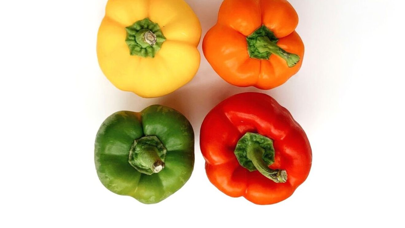 Se vând adesea la pachet, în trei culori. Dar care sunt diferențele dintre ardeiul verde, galben și roșu? Cum e mai bine să-l gătim pe fiecare?