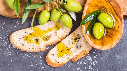 Uleiul de măsline îngrașă / Este un aliment sănătos, dar consumul excesiv poate contribui la creșterea în greutate / Descoperirile recente atrag atenția asupra moderației