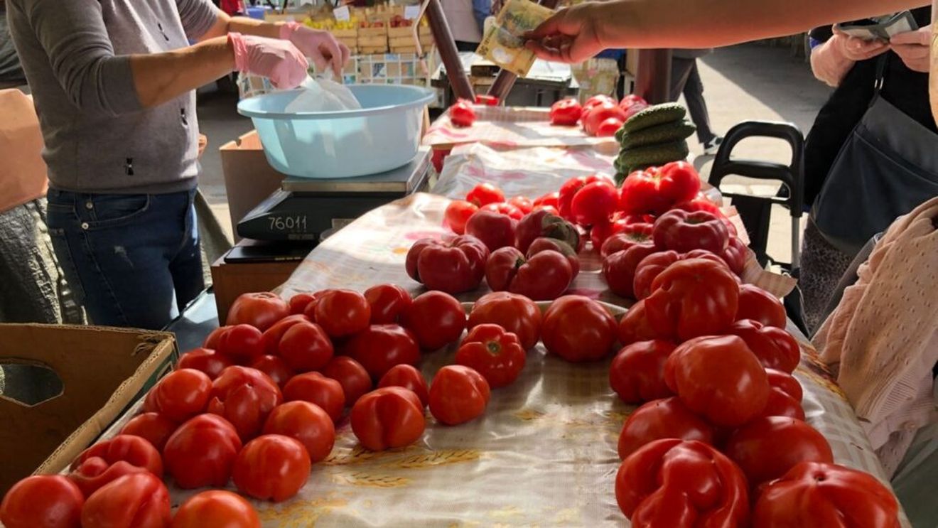 50 de lei, kilogramul de roșii românești în Piața Cibin din Sibiu. „Vânzarea a mers foarte bine”