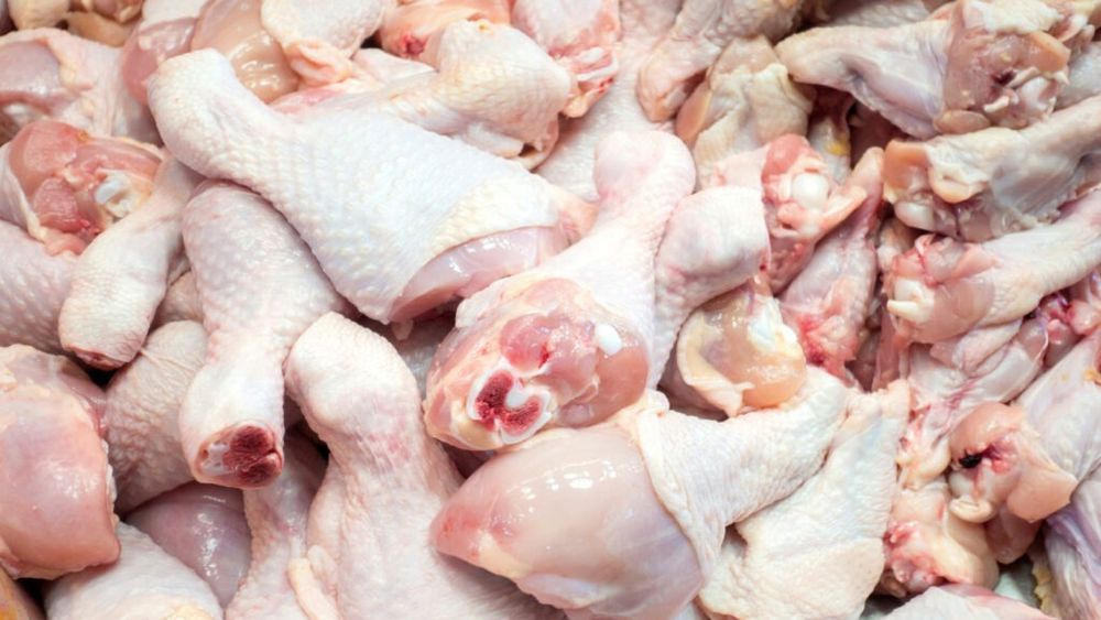 Ministrul Agriculturii cere listarea producătorilor români de carne de pasăre în marile lanțuri de retail / „Nu procesăm în România carne venită din afară și spunem că e locală”