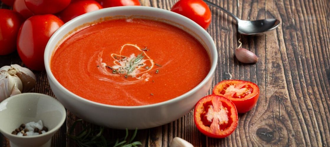 Supă de roșii la slow cooker / Ai nevoie de 5 ingrediente și de 5 minute pentru pregătire