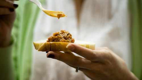 Incursiune în istoria delicioasă a zacuștii: Cum a ajuns la noi, cum s-a pierdut sensul etimologic și care sunt cele mai „exotice” rețete întâlnite în România