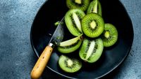 De la kiwi și cireșe amare până la ouă și avocado: ce să mănânci înainte de culcare pentru un somn mai bun, potrivit nutriționiștilor / Alimentele care susțin producția de melatonină și relaxarea organismului