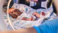 Zahărul reduce durerea a bebeluși, în timpul procedurilor spitalicești/ Sugarii simt durerea diferit față de adulți, adesea mult mai intens