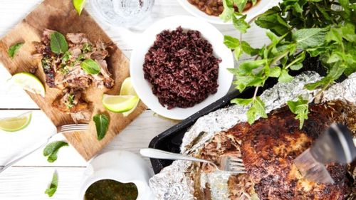 Mojo pork, o friptură din gastronomia cubaneză din carne de porc la cuptor marinată în suc de portocale. Se prepară cu ea celebrul sandwich Cubano, dar merge și cu orez, fasole, cartofi sau alte garnituri