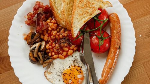 The Full English: Cum a ajuns un festin gras să definească și să divizeze o națiune / Ou, bacon, roșii, cârnat, ciuperci, pâine prăjită, cartofi prăjiți, ceai sau cafea