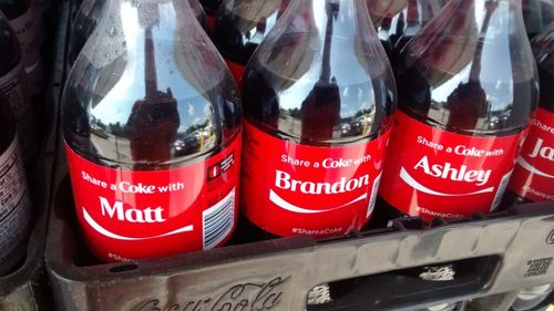 Coca-Cola readuce sticlele personalizate / Campania „Share a Coke” revine în 2025 cu o nouă strategie pentru Generația Z