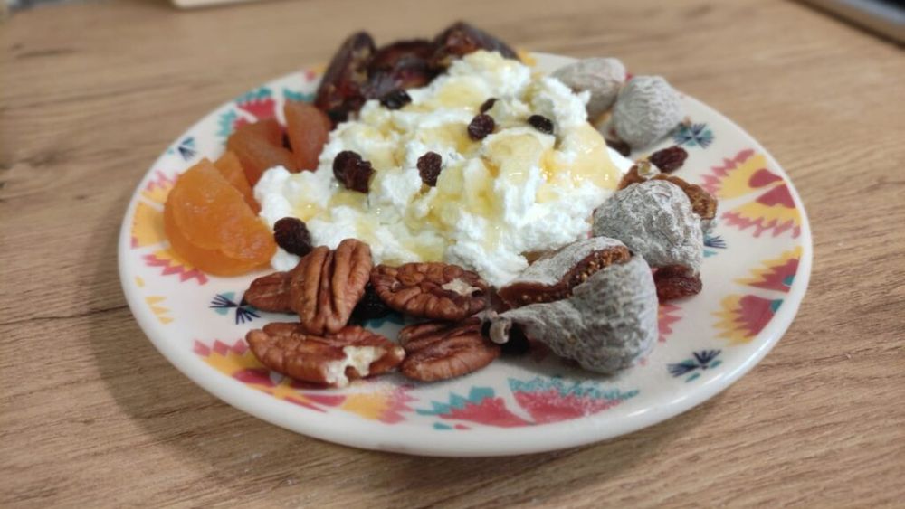Mató, ricotta sau urdă, o brânză perfectă pentru un mic dejun dulce-sărat/ Spaniolii îl servesc și ca desert/ Conține multă proteină, dar este și o combinație delicioasă