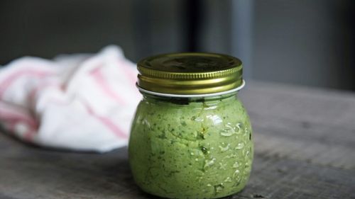 ABC în bucătărie | Pesto de busuioc pentru iarnă: cum îl păstrezi verde mai mult timp și de ce nu e recomandat să îl ții în cămară