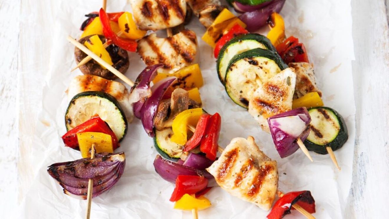 Cum poți face foarte ușor frigărui de pui și legume pe aragaz, în tigaia grill. Se pot asorta cel mai ușor cu orez simplu sau cu pâine și o salată la libera inspirație