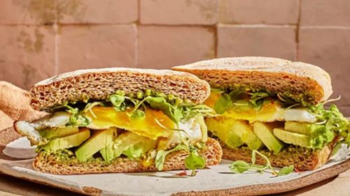 Sandwich cu pesto și ou pentru micul dejun / Rețetă rapidă, sănătoasă și gata în 10 minute / Poate fi transformat într-o variantă vegană