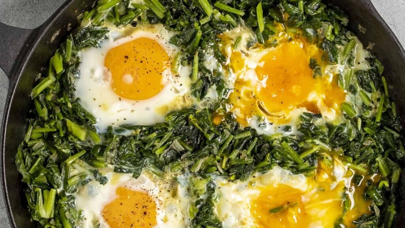 Spanac cu ouă , o rețetă savuroasă de brunch sănătos / Rapid de făcut, perfect pentru o masă ușoară de vară