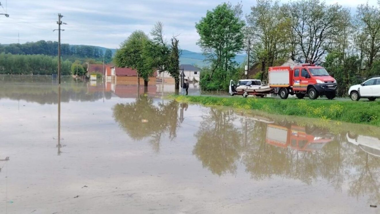 Inundații mai 2025: Terenuri agricole inundate controlat, în județul Covasna / Sute de animale evacuate în județul Brașov
