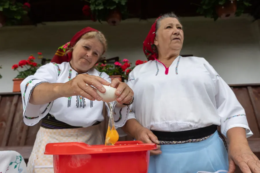 Două gospodine fac plăcinte