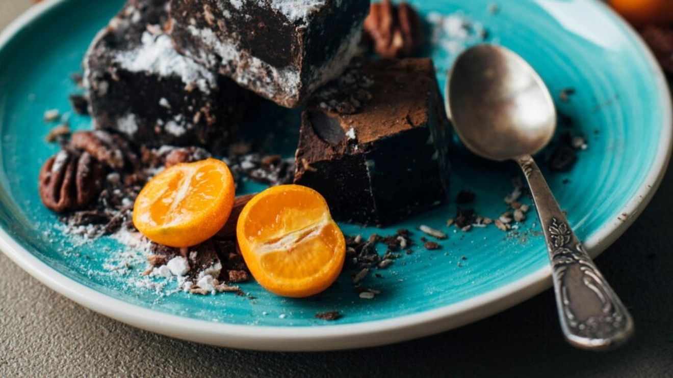 7 alimente care pot declanșa crizele de ulcer/ Nutriționiștii te sfătuiesc să te ferești de alcool, cafea, alimente grase și picante, dar și de ciocolată și citrice