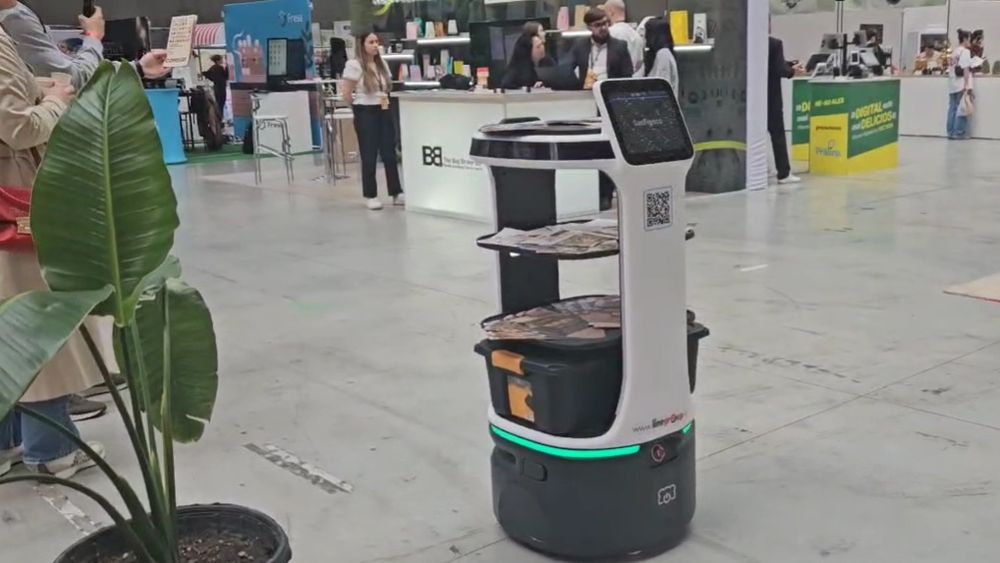 VIDEO | Robotul inteligent care preia sarcinile unui ospătar: „Poate transporta comenzile de la bucătărie la mese, precum și vesela utilizată înapoi către zona de spălare”