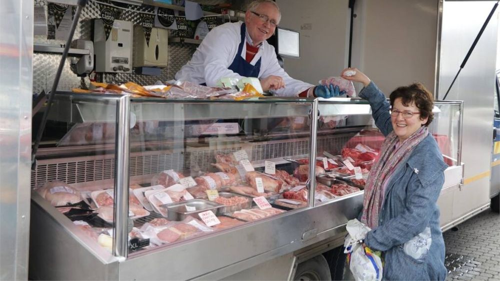 Sondaj INSCOP: Majoritatea românilor consideră că produsele agricole autohtone sunt mai puțin prezente pe rafturile marilor rețele comerciale din cauza preferinței retailerilor pentru produsele din import