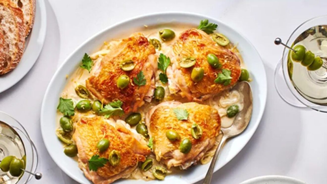 Rețetă reinterpretată: Pui „Three Martini” cu sos de vodcă, vermut și măsline Castelvetrano